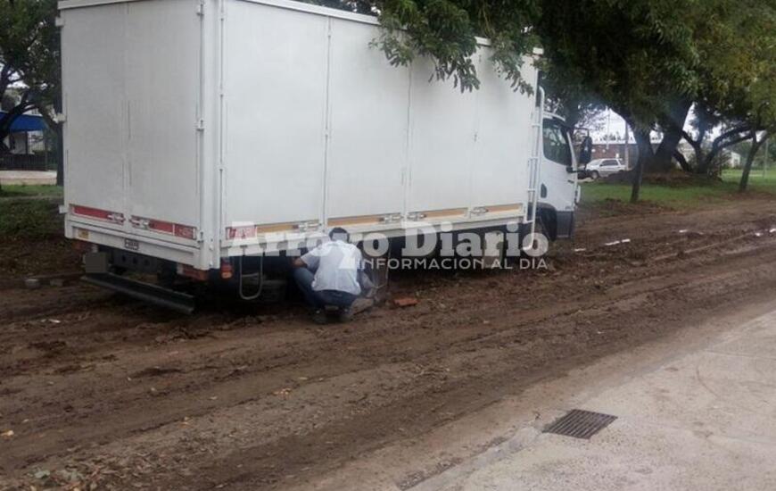 Repartidor encajado. El rodado venía de Rosario y el trabajo es la distribución de alimentos para mascotas.