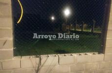 Levantaron un tejido para entrar. Esto fue lo que hicieron ladrones que consiguieron violar el perímetro de una de las casas invadidas.