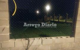 Levantaron un tejido para entrar. Esto fue lo que hicieron ladrones que consiguieron violar el perímetro de una de las casas invadidas.