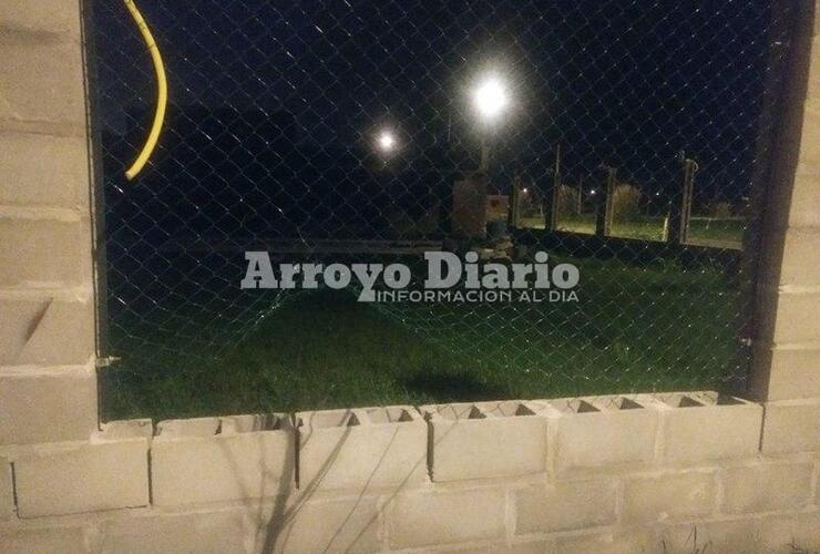 Levantaron un tejido para entrar. Esto fue lo que hicieron ladrones que consiguieron violar el per&iacute;metro de una de las casas invadidas.