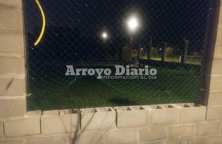 Levantaron un tejido para entrar. Esto fue lo que hicieron ladrones que consiguieron violar el perímetro de una de las casas invadidas. Levantaron un tejido para entrar. Esto fue lo que hicieron ladrones que consiguieron violar el perímetro de una de las casas invadidas.