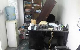 Revolvieron todo. Los ladrones dejaron un importante desorden y una serie de destrozos tras saquear la oficina.