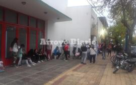 Imagen de Muchos vecinos esperaban por su turno para la atención de ANSES