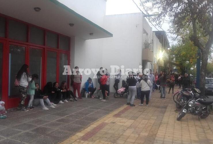 Imagen de Muchos vecinos esperaban por su turno para la atención de ANSES