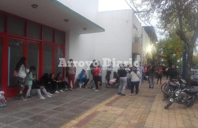 Imagen de Muchos vecinos esperaban por su turno para la atención de ANSES