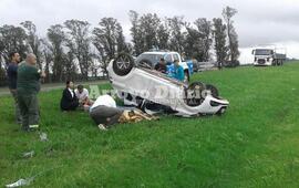 Imagen de Vuelco de un autom&oacute;vil sobre autopista