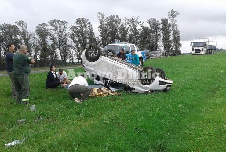 Imagen de Vuelco de un automóvil sobre autopista