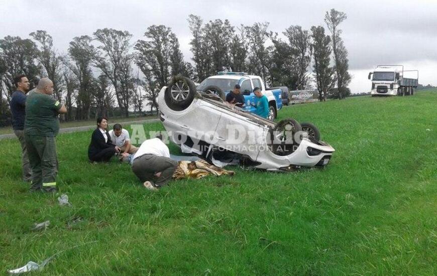 Imagen de Vuelco de un automóvil sobre autopista