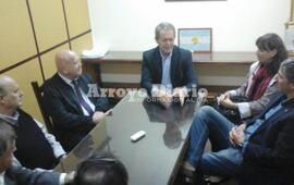 Luego de pasar por la municipalidad, el ministro fue recibido en el Concejo. Foto: Gentileza Nicol&aacute;s Trabaina