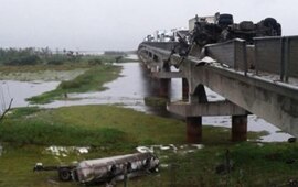 Imagen de Un cami&oacute;n cay&oacute; al vac&iacute;o desde el puente Rosario - V&iacute;ctoria