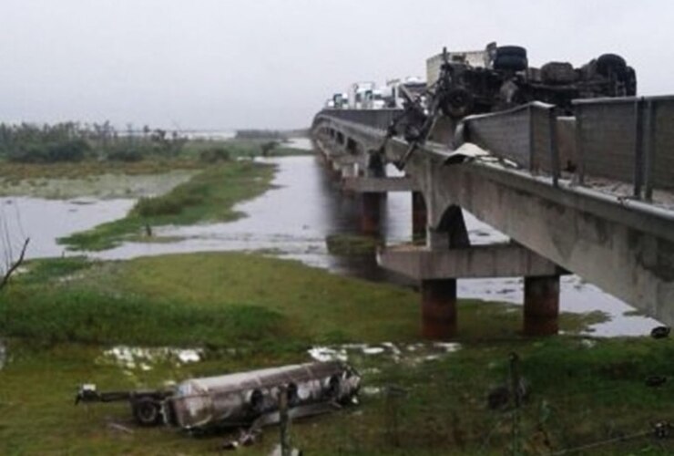 Imagen de Un camión cayó al vacío desde el puente Rosario - Víctoria