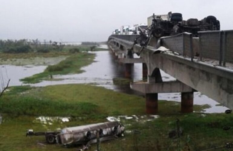 Imagen de Un camión cayó al vacío desde el puente Rosario - Víctoria