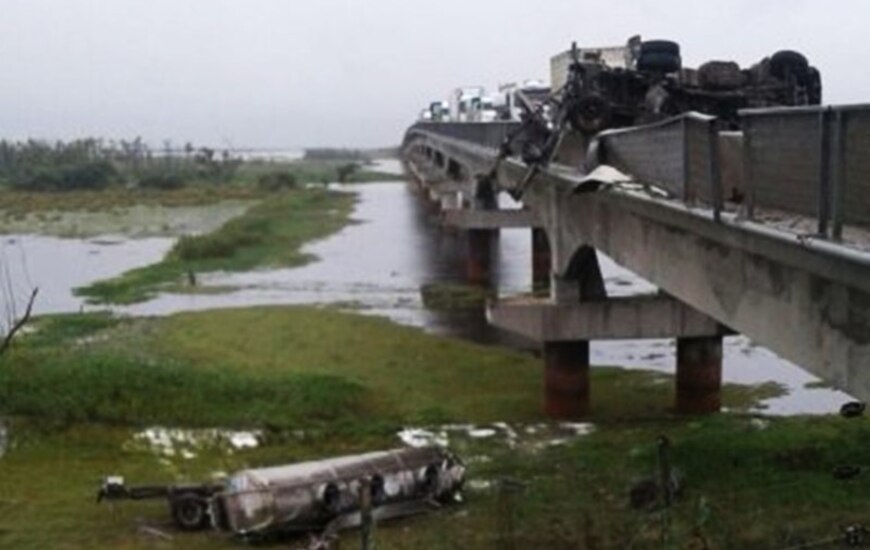 Imagen de Un camión cayó al vacío desde el puente Rosario - Víctoria