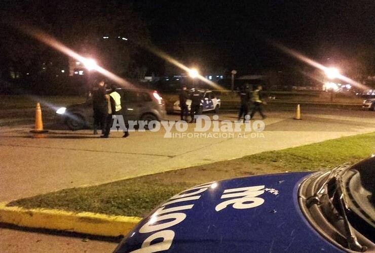 Presencia y acción. Inspectores y agentes policiales trabajando esta noche en conjunto.