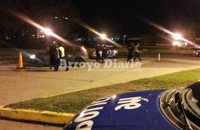 Presencia y acción. Inspectores y agentes policiales trabajando esta noche en conjunto.