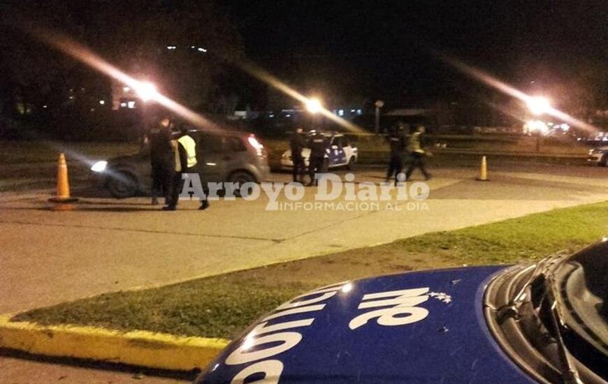 Presencia y acción. Inspectores y agentes policiales trabajando esta noche en conjunto.