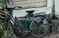 Descripción. La bicicleta es tipo Inglesa, de color verde y tiene un amplio canasto cuadrado.