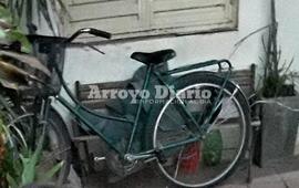 Descripción. La bicicleta es tipo Inglesa, de color verde y tiene un amplio canasto cuadrado.