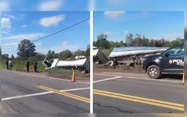 El transporte de carga qued&oacute; en una zanja. Foto: Twitter/imagen video @emergenciasAR