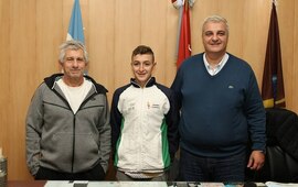 En la foto. Lucas Ciarniello (entrenador), M&aacute;ximo Concetti (nadador) y Nizar Esper (intendente).