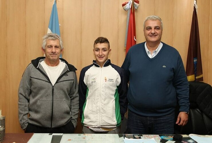 En la foto. Lucas Ciarniello (entrenador), Máximo Concetti (nadador) y Nizar Esper (intendente).