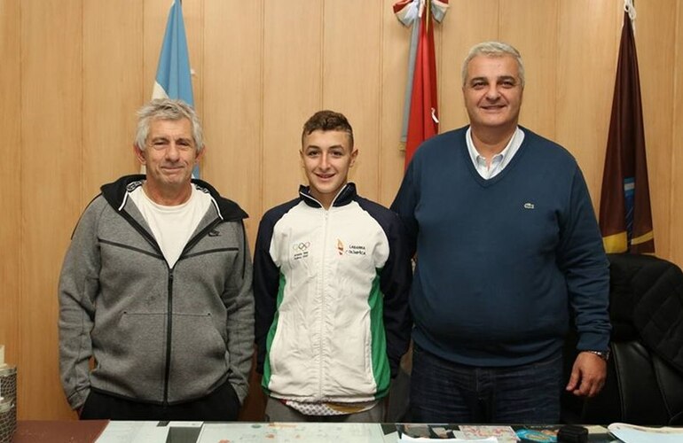 En la foto. Lucas Ciarniello (entrenador), Máximo Concetti (nadador) y Nizar Esper (intendente).