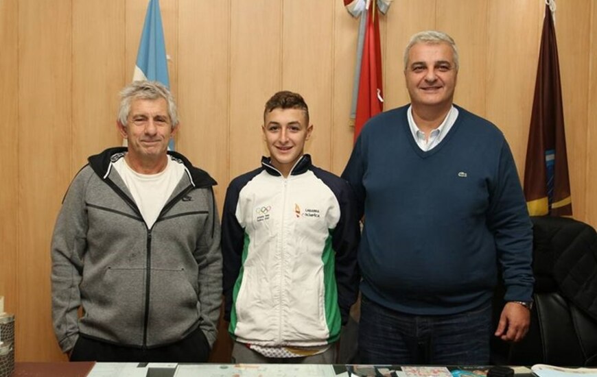En la foto. Lucas Ciarniello (entrenador), Máximo Concetti (nadador) y Nizar Esper (intendente).