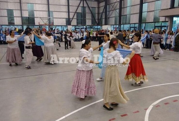 El año pasado el tiempo no permitió que el acto se haga en la plaza y se realizaba entonces en el complejo. Foto: Archivo AD