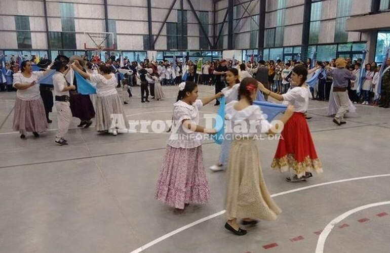 El año pasado el tiempo no permitió que el acto se haga en la plaza y se realizaba entonces en el complejo. Foto: Archivo AD