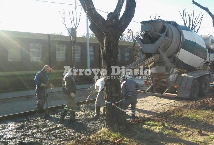 Tempranito. Los municipales trabajando esta mañana en calle Rivadavia.