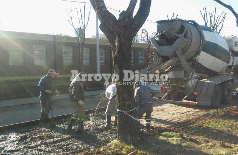 Tempranito. Los municipales trabajando esta mañana en calle Rivadavia.