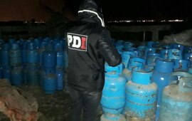 Las garrafas halladas en la zona rural de Alvear. Fueron robadas el lunes pasado. Foto: PDI