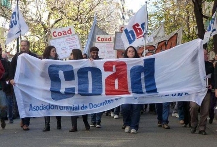 Imagen de Docentes de la UNR marchan y paran desde este martes a la tarde