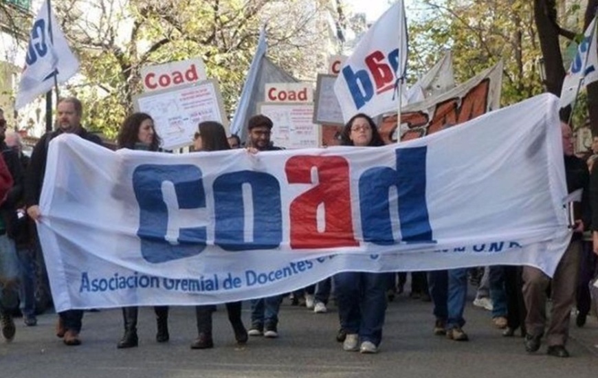 Imagen de Docentes de la UNR marchan y paran desde este martes a la tarde