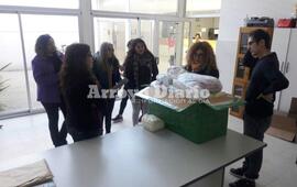En el centro. Las chicas fueron recibidas por la Dra. Mu&ntilde;iz en la ma&ntilde;ana de ayer. Foto: Juan Pablo Broin