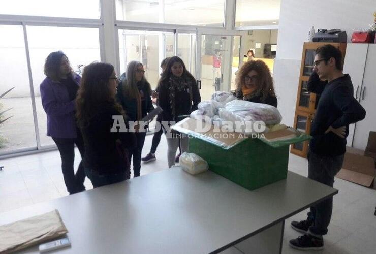 En el centro. Las chicas fueron recibidas por la Dra. Muñiz en la mañana de ayer. Foto: Juan Pablo Broin