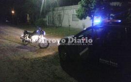 Imagen de Dejan moto abandonada y se dan a la fuga