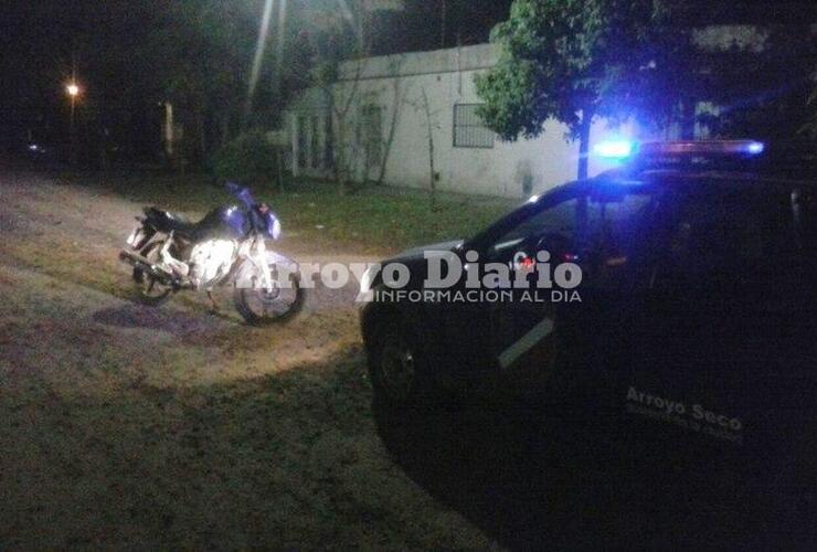 Imagen de Dejan moto abandonada y se dan a la fuga