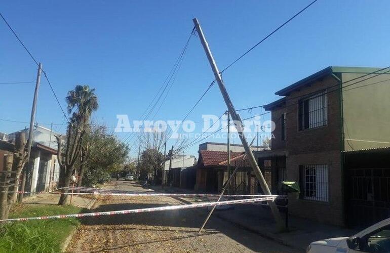 Imagen de Poste de Telecom a punto de caer