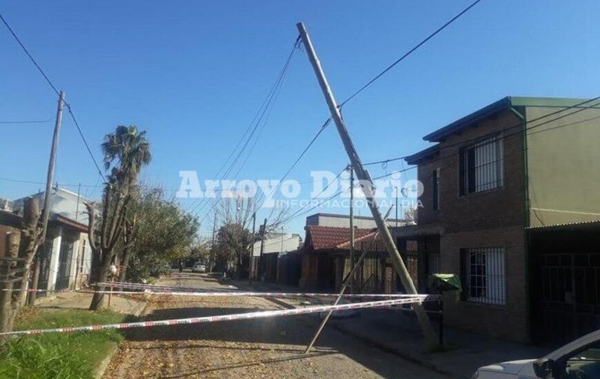 Imagen de Poste de Telecom a punto de caer