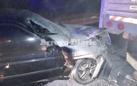 Luego del accidente. As&iacute; qued&oacute; el auto tras el impacto contra el cami&oacute;n.