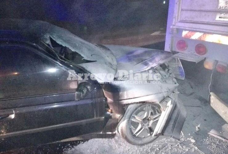 Luego del accidente. Así quedó el auto tras el impacto contra el camión.