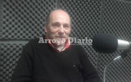 Anunciando la presentaci&oacute;n. N&eacute;stor Grasso en los estudios de Radio Extremo 106.9