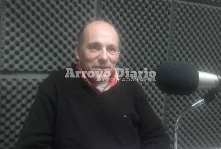 Anunciando la presentación. Néstor Grasso en los estudios de Radio Extremo 106.9