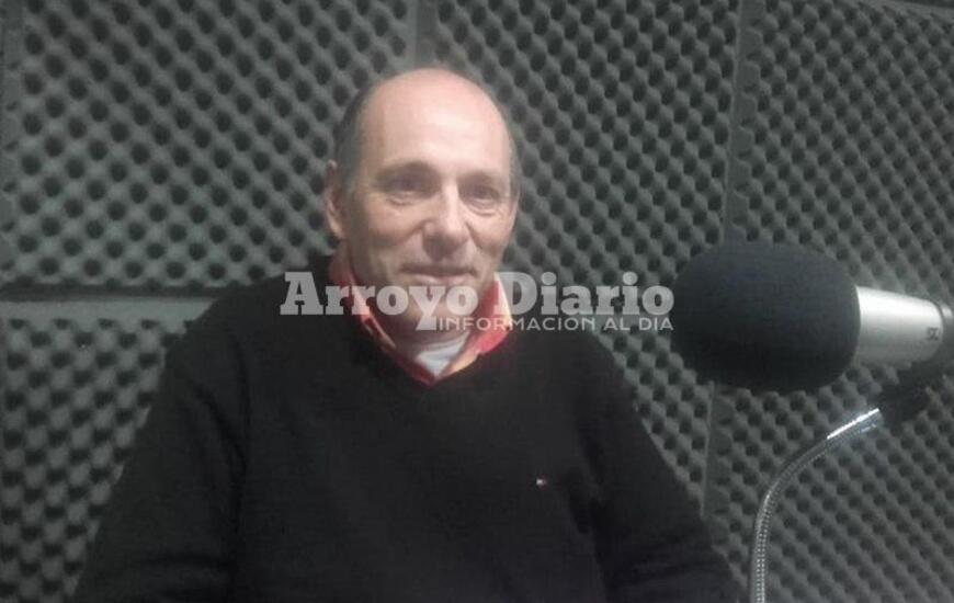 Anunciando la presentación. Néstor Grasso en los estudios de Radio Extremo 106.9