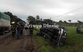Imagen de Camión volcó y quedó dentro de la zanja