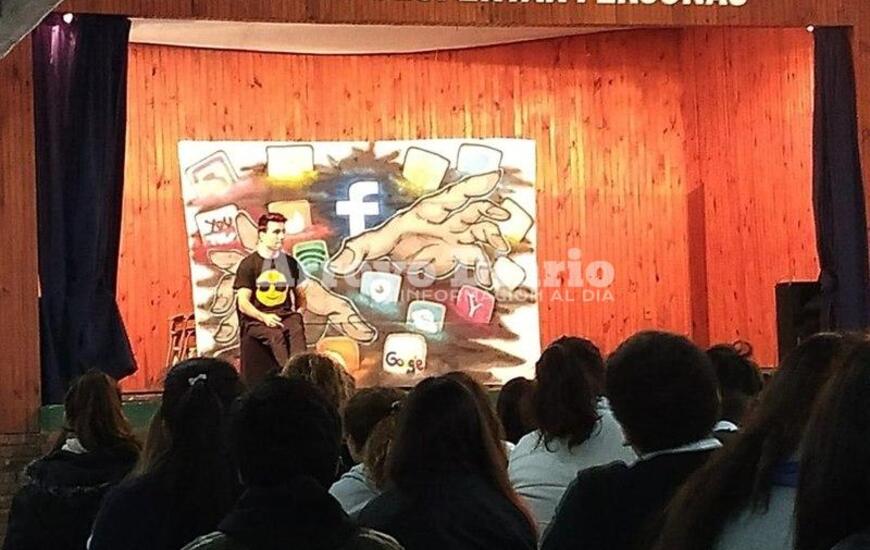 Imagen de �Redes� se present&oacute; en la Escuela Secundaria