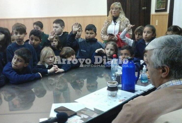 Junto a los chicos. La actividad tuvo lugar esta mañana en el despacho del intendente. Foto: Gentileza Nicolás Trabaina