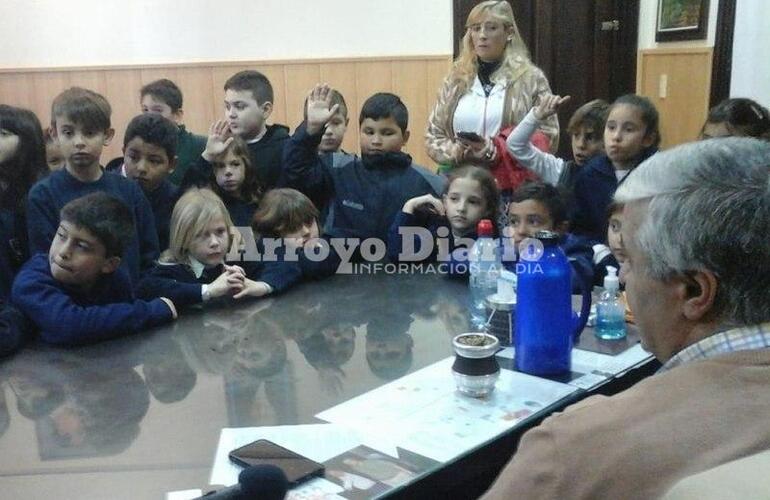 Junto a los chicos. La actividad tuvo lugar esta mañana en el despacho del intendente. Foto: Gentileza Nicolás Trabaina