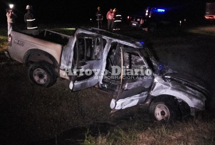 Imagen de Salida de bomberos: incendio de una camioneta en autopista